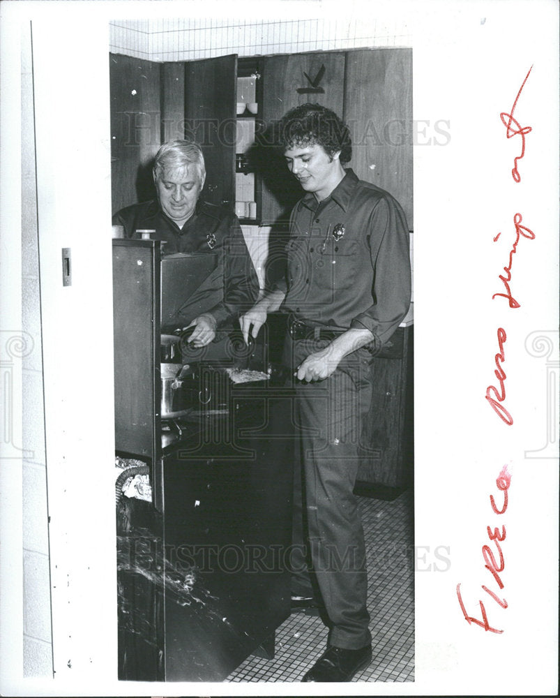 1977 Press Photo River Rouge Fire Station Firemen - Historic Images
