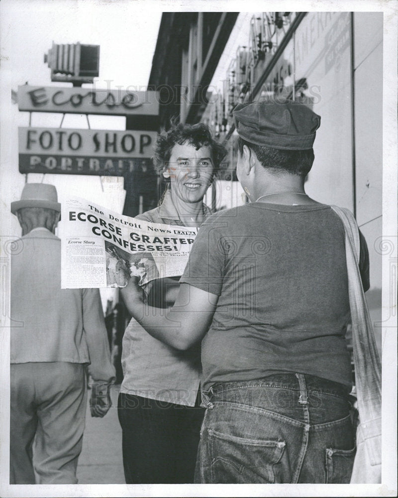 1956 Roy Kosan Selling Paperto Robert - Historic Images