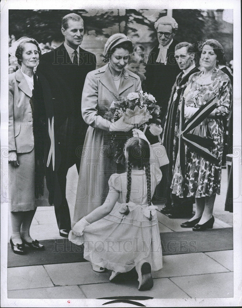 1953 Slaugh Puesenting Lought to Queen-Historic Images