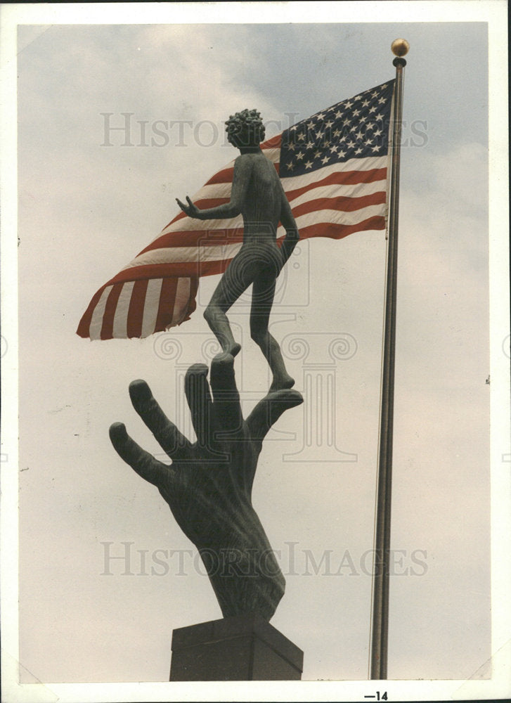 1990 Press Photo Frank Murphy Justice Hall Sculpture - Historic Images
