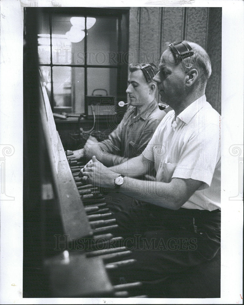 1962 Press Photo Albert Gerken Sidney Giles Carillon - Historic Images