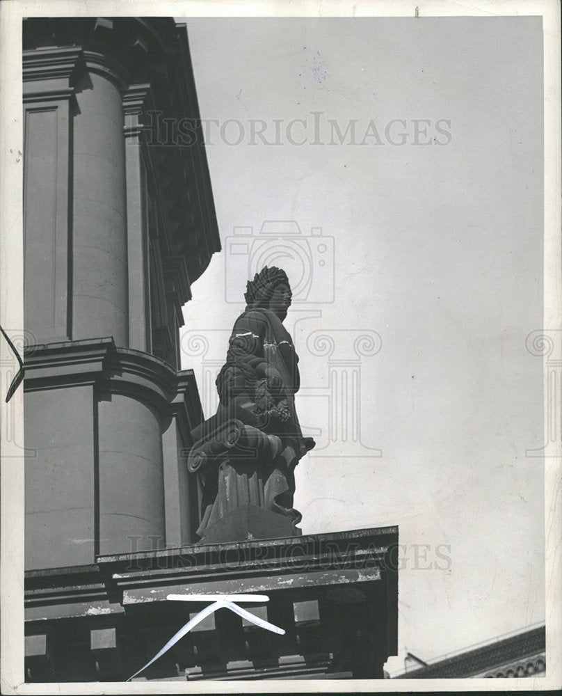 1946 Press Photo Figure of Art on City Hall tower - Historic Images
