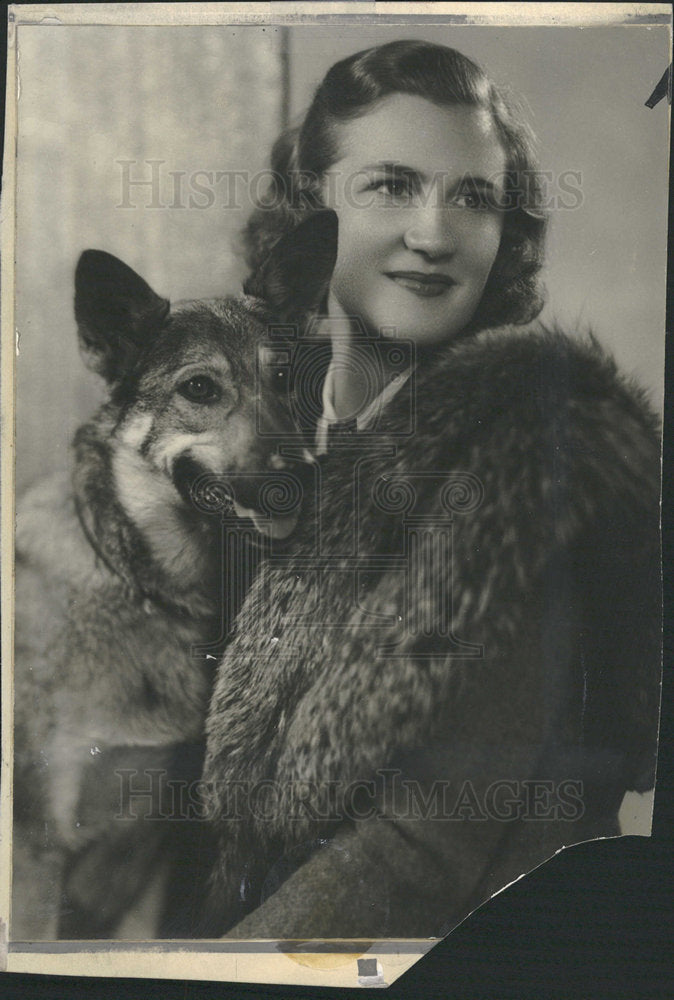 1939 Press Photo Hurrying Home Helen Elwood Stokes - Historic Images