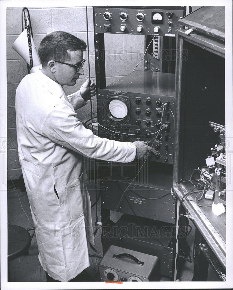 1960 Press Photo Thomas Law Mental Health Research U-M - Historic Images