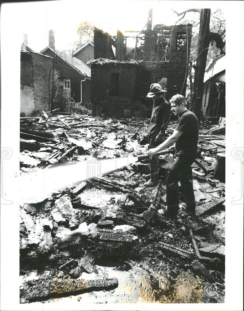 1983 Press Photo Fires Firemen Detroit Michigan - Historic Images