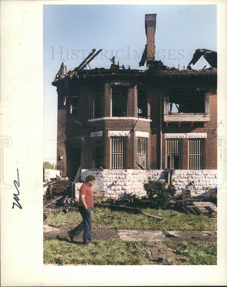 1986 Press Photo Fires Burned Building Detroit Michigan - Historic Images