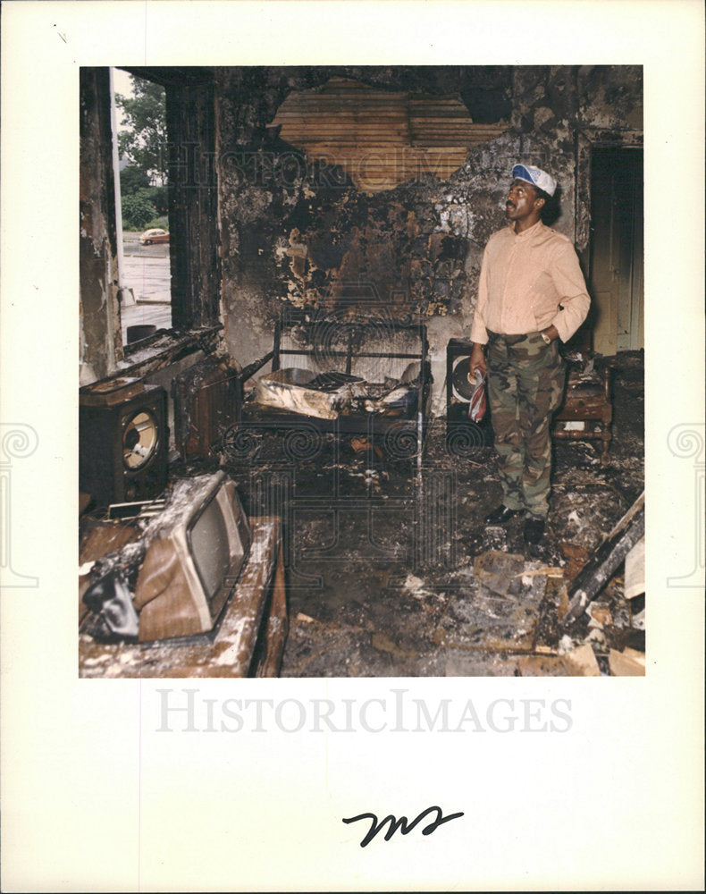 1986 Press Photo Fires Burned Apartment Detroit  - Historic Images