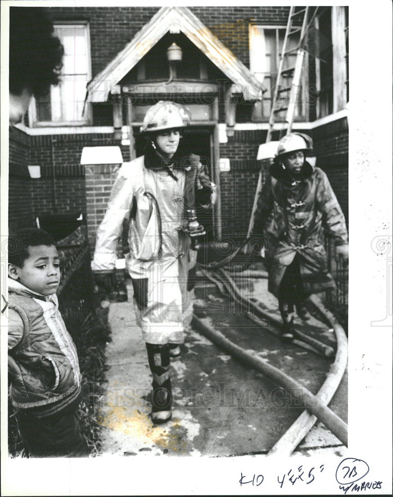 1986 Press Photo Fires Burned Apartment Detroit - Historic Images