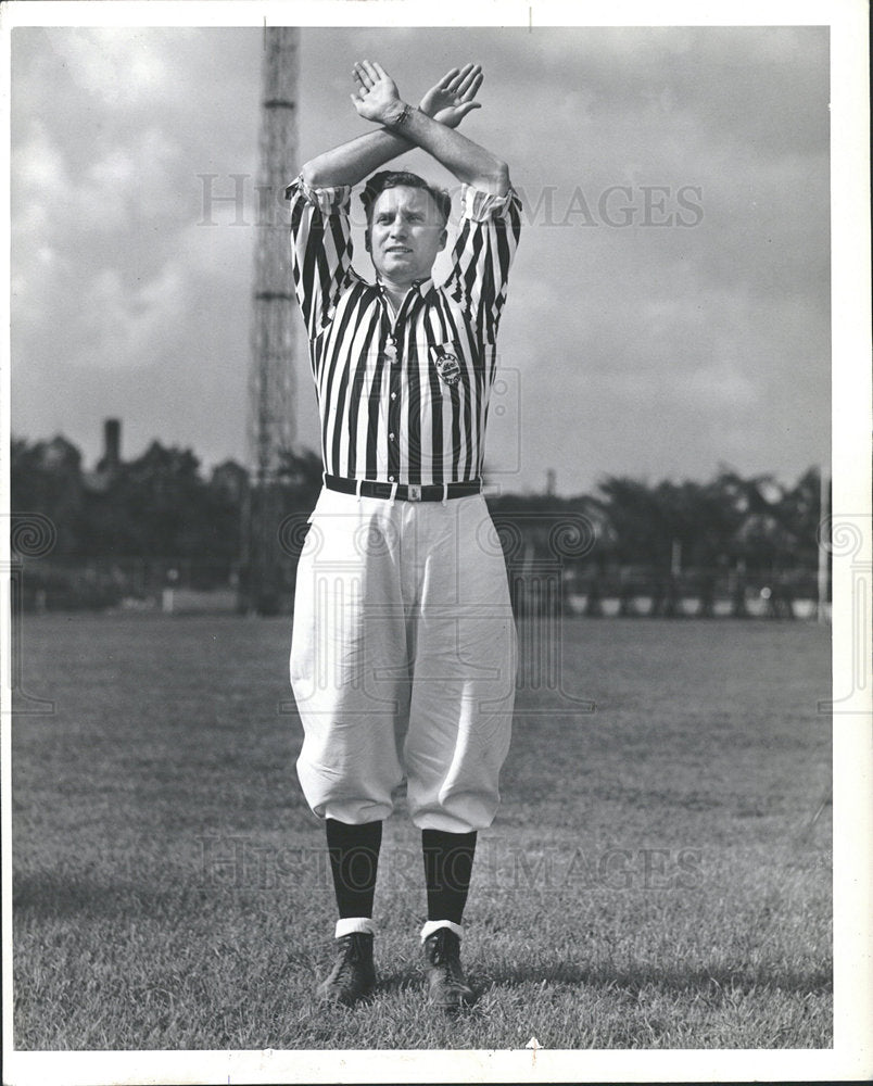 1942 Press Photo Football Signalo Sloyd Brazil signal - Historic Images