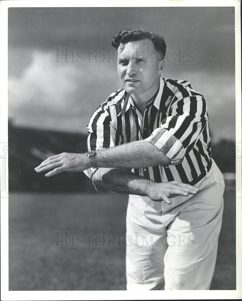 1942 Press Photo Lloyd Brazil Shows Football Signals - Historic Images