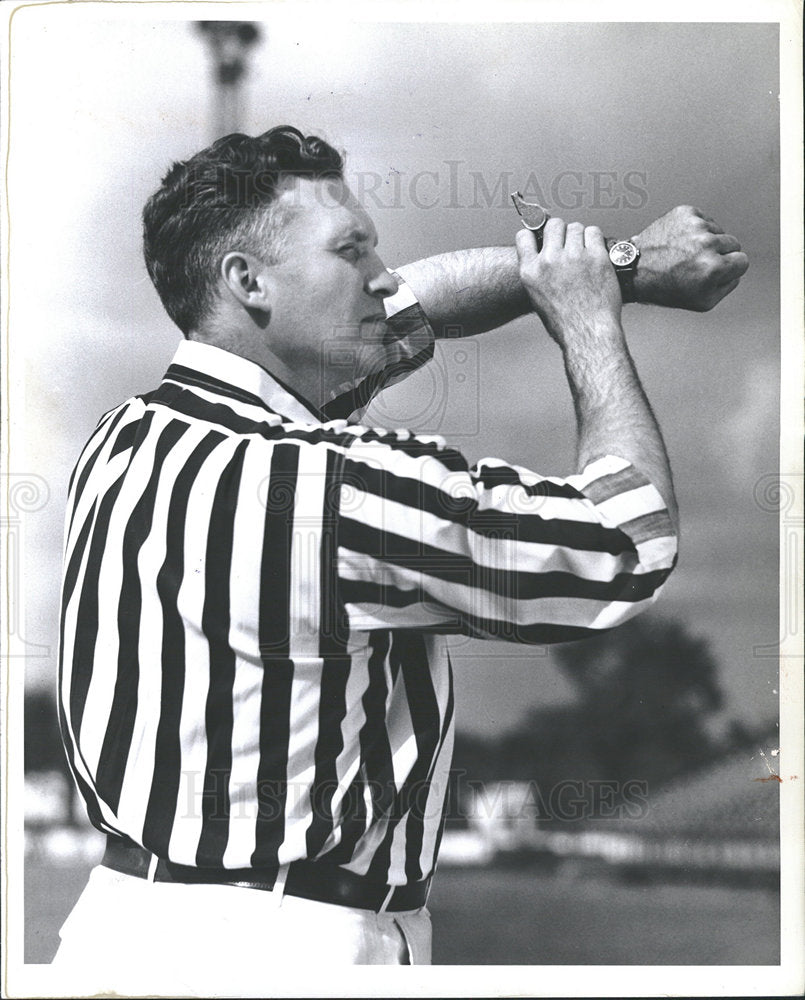 1942 Press Photo Lloyd Brazil Football Signals - Historic Images