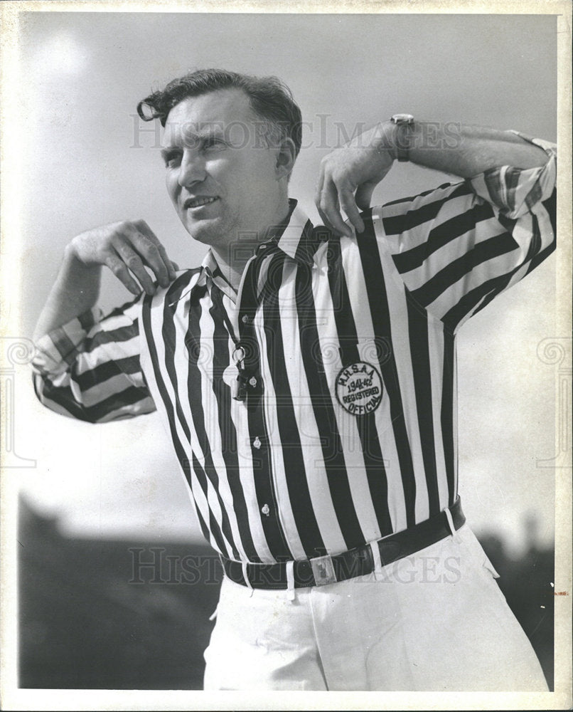 1942 Press Photo Lloyd Brazil Demonstrates FB Signals - Historic Images