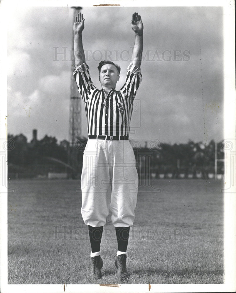 1942 Press Photo Lloyd Brazil Demonstrates Signals - Historic Images