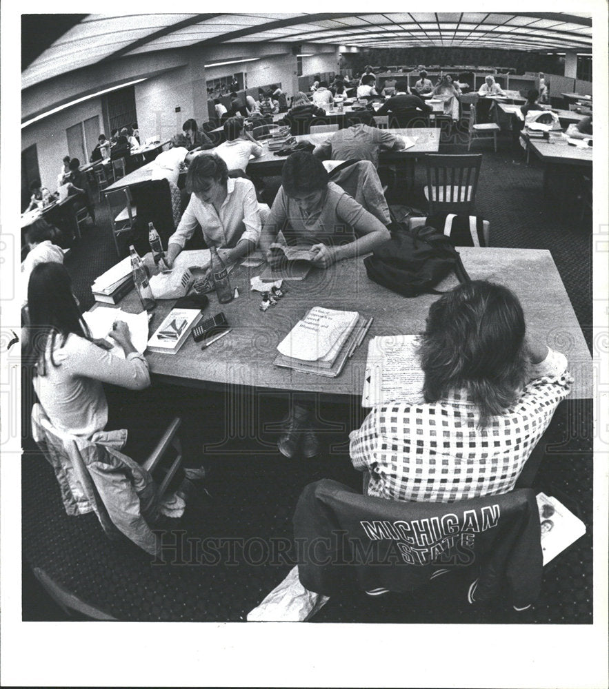 1980 Press Photo Students Studying For Finals - Historic Images