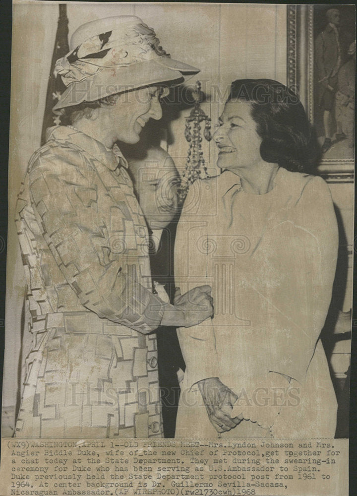 1968 Press Photo Mrs. Lydon Johnson Greets Mrs. Duke - Historic Images