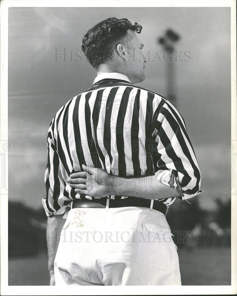 1941 Press Photo Coach Lloyd Brazil Football Signals - Historic Images