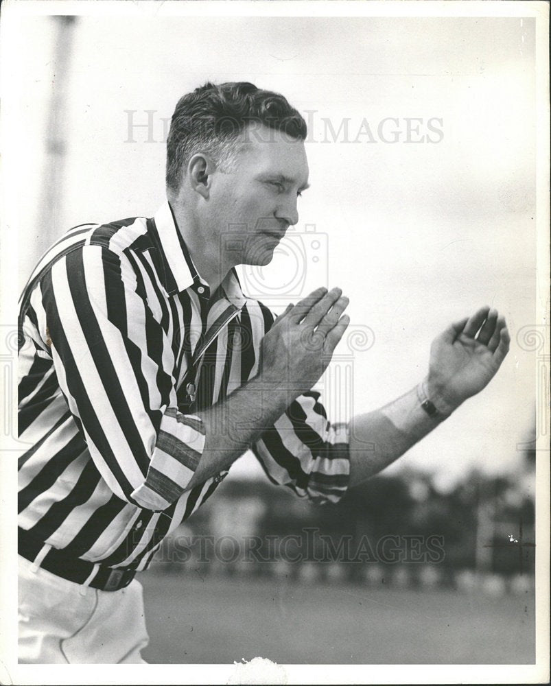 1942 Press Photo Football Signal Grounding Pass Coach - Historic Images