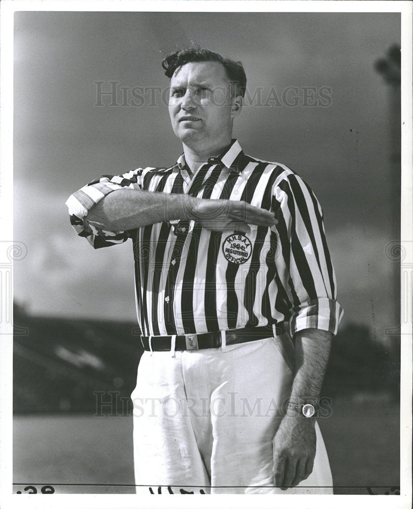 1942 Press Photo Coach Lloyd Brazil Football Signals - Historic Images