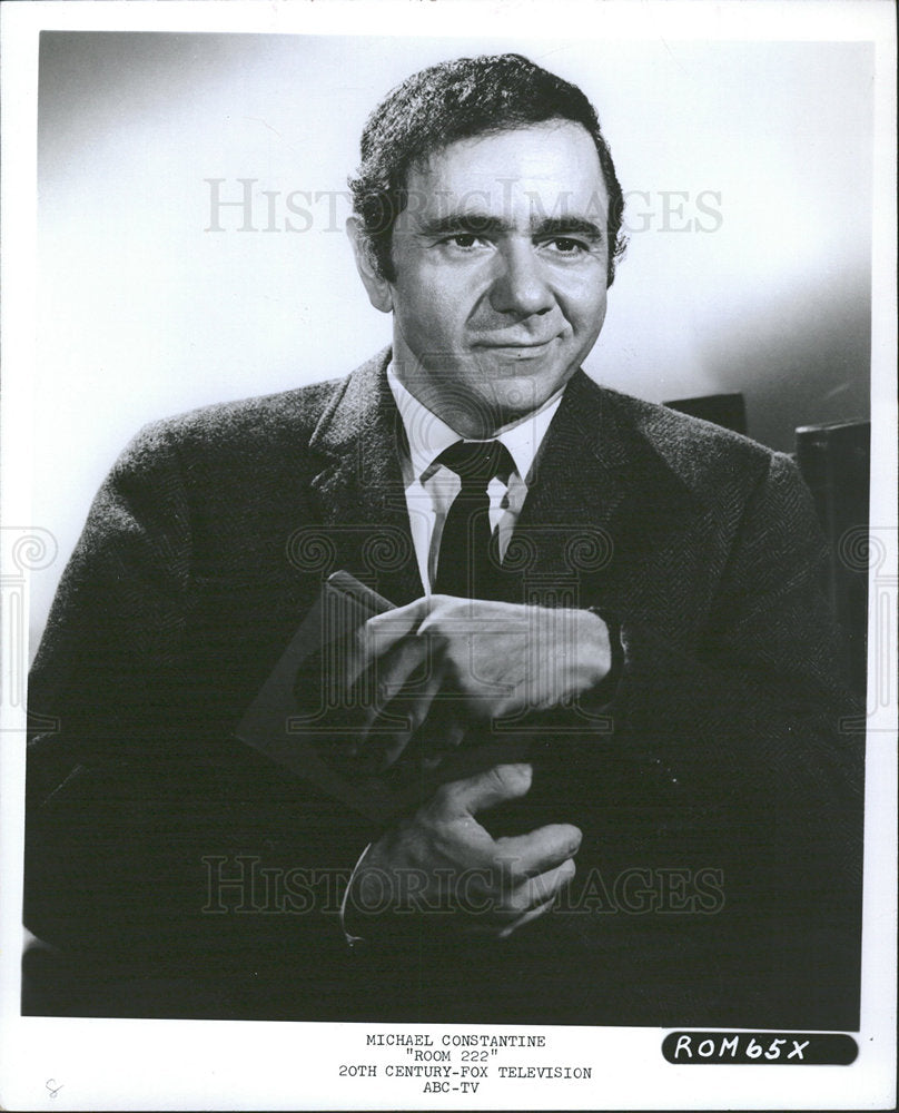 1976 Press Photo Michael Constantine in Room 222 - Historic Images
