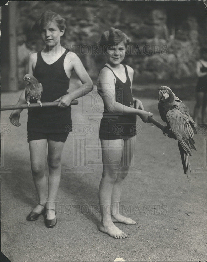 PRESS PHOTO C C GATES DAUGHTERS - Historic Images