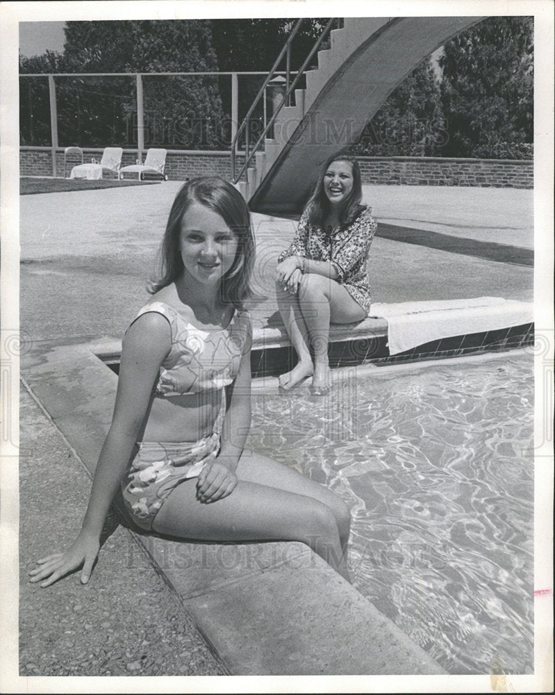 1966 Press Photo VALERIE GATES  DAVONNE HOWELL - Historic Images