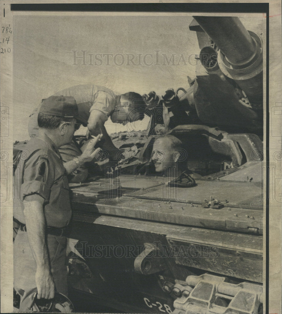 1971 Press Photo Army Men Entering Tank Ride Instruct - Historic Images
