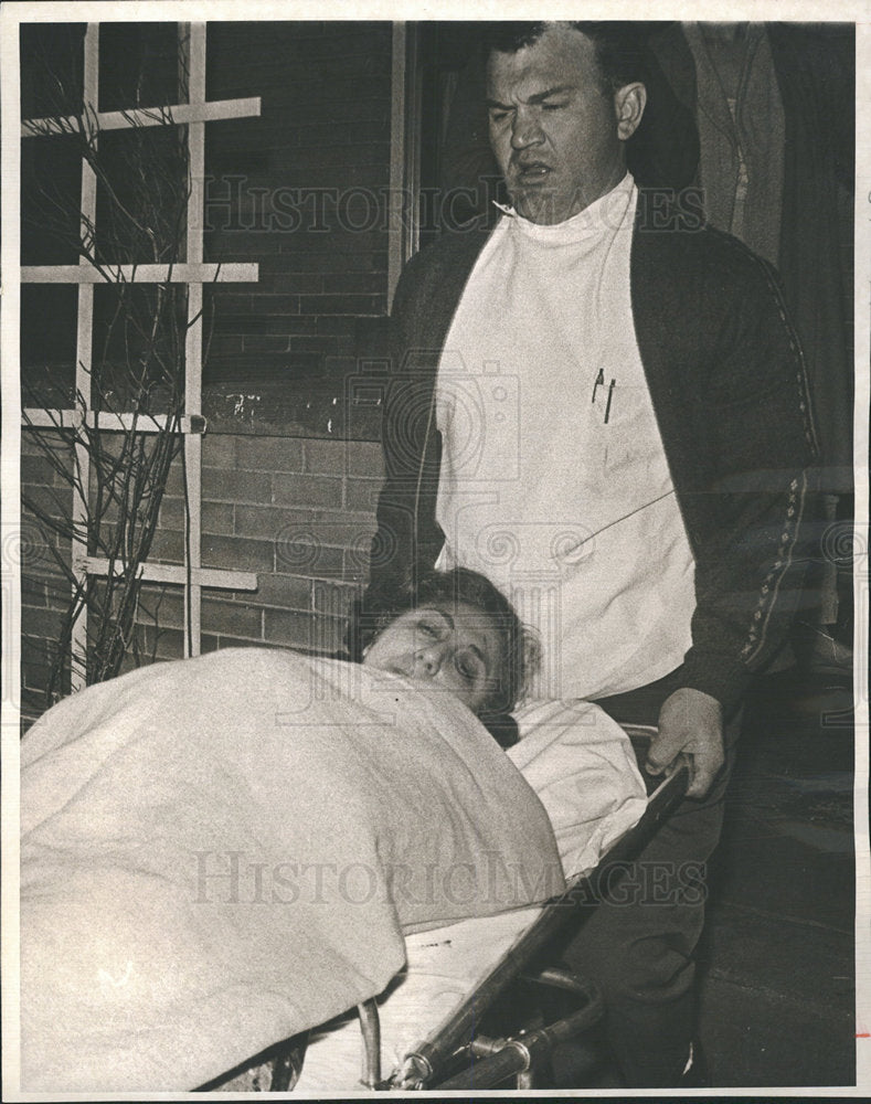 1965 Press Photo EMT Removing Stabbed Woman From House - Historic Images
