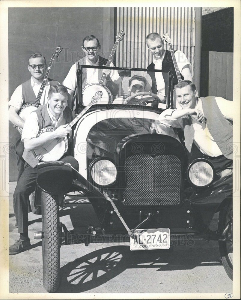 1961 Press Photo Frisco Banjo Boys With Car Portrait - Historic Images