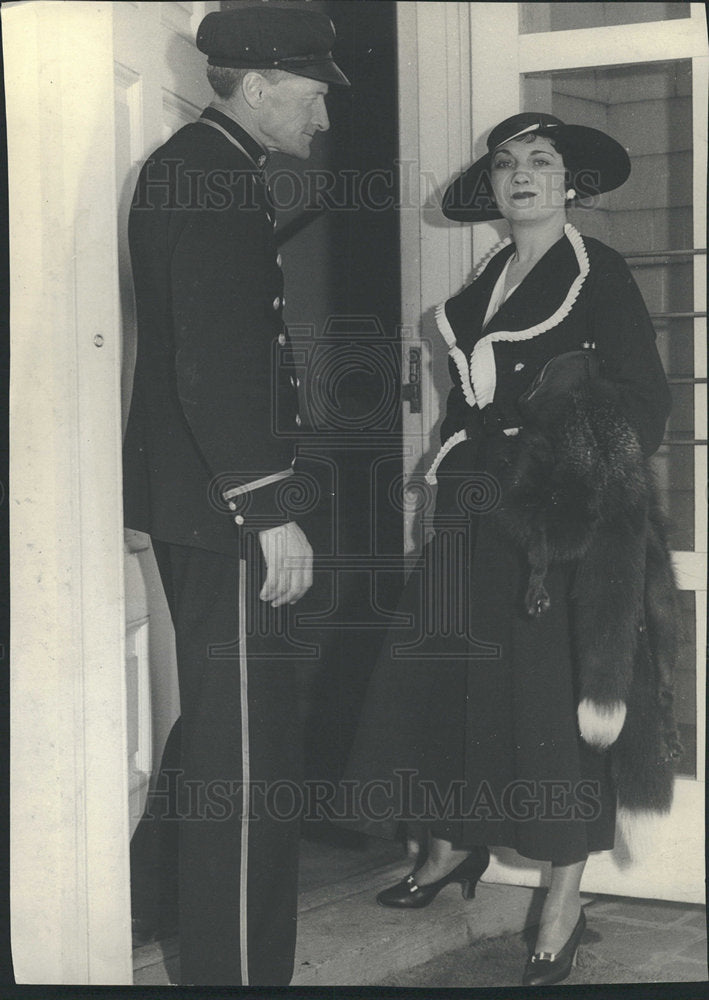 1935 Press Photo Socialite Mrs Cordingly Entering Hotel - Historic Images