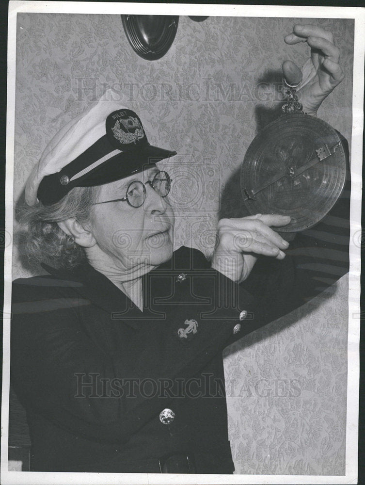 1940 Press Photo Socialite Traveller With Astrolade - Historic Images