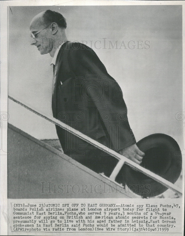1959 Press Photo Klaus Fuchs boards a plane - Historic Images