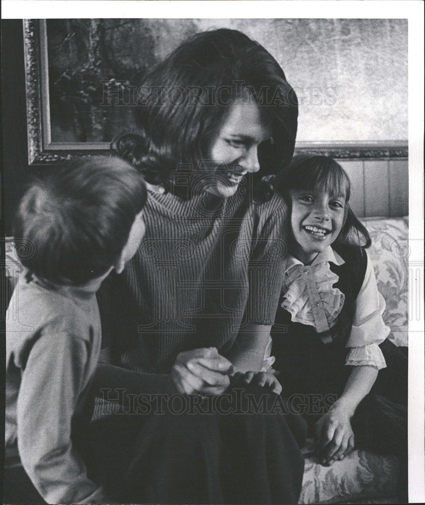 1973 Press Photo MRS. KATHY FLYNN CHILDREN, - Historic Images