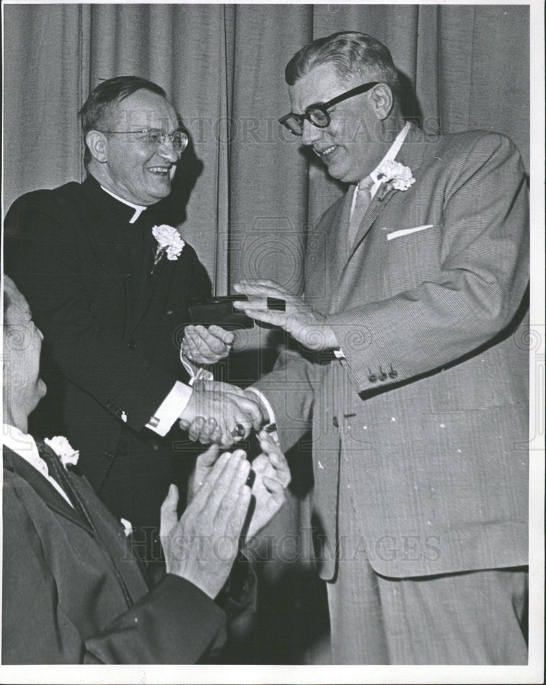 1963 Press Photo Mayor Batterton Presents Bishop Byrne - Historic Images