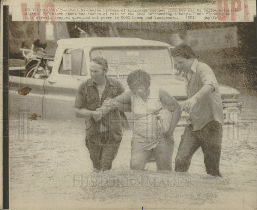 1975 Press Photo Thelma DePrema Albany Flash Flooding - Historic Images