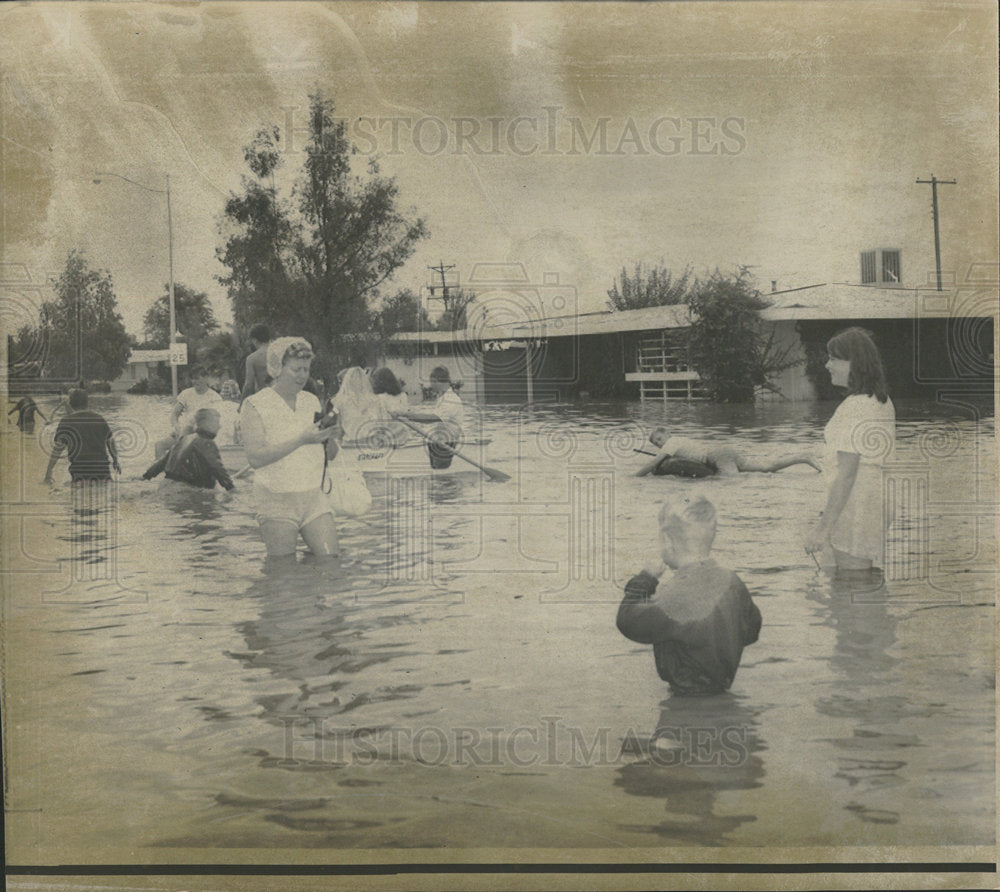 1966 Press Photo Children Enjoy Phoenix Rain - Historic Images