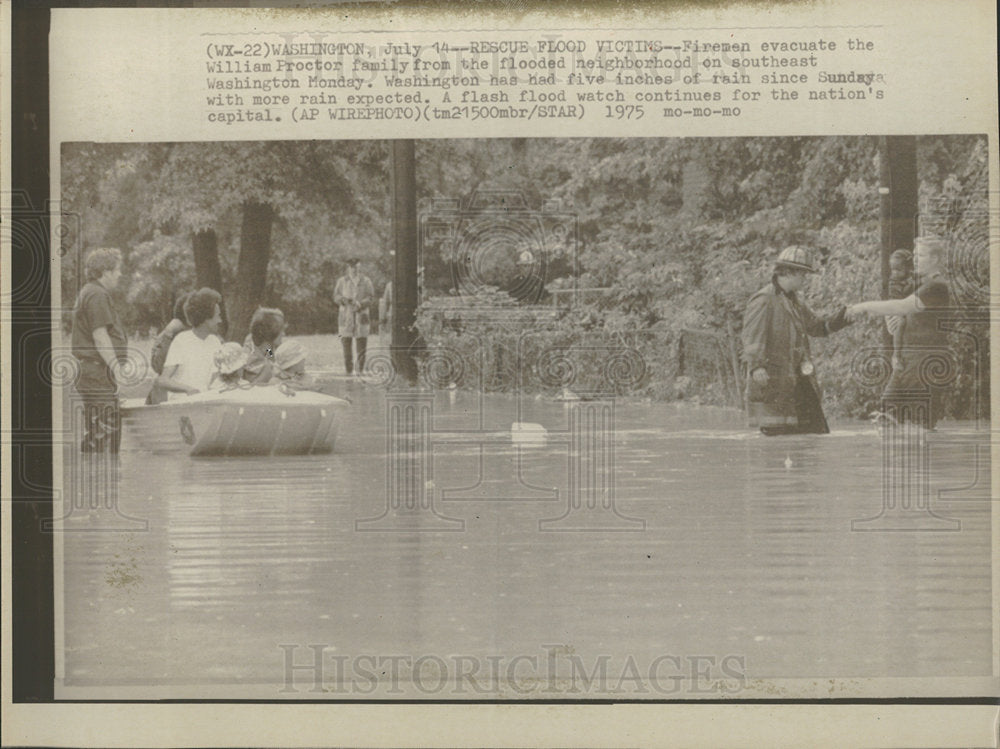 1975 Press Photo Firemen Evacuate Flooded Neighborhood - Historic Images