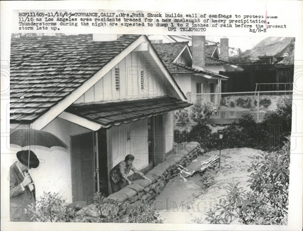1965 Press Photo Mrs. Ruth Shuck Sandbags Home - Historic Images