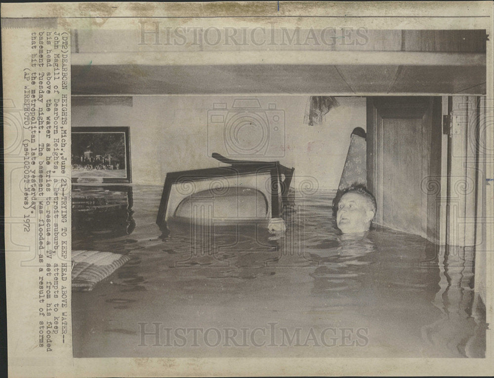 1972 Press Photo John Magill In His Flooded Basement - Historic Images