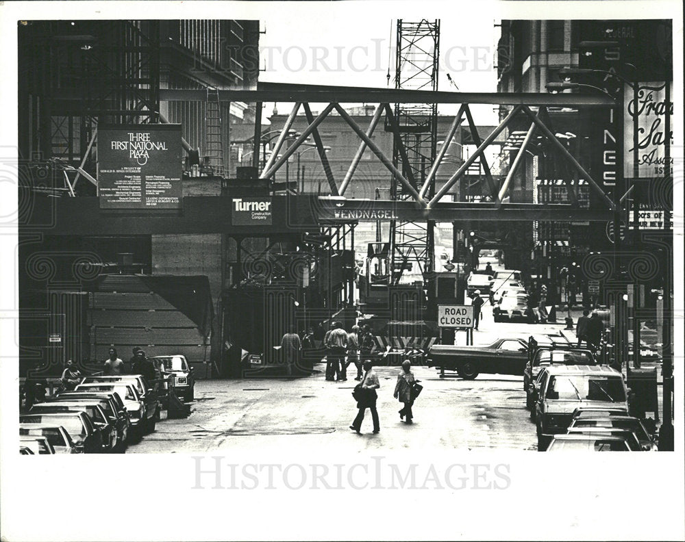 1980 Press Photo Foot Bridge Shape First National Bank - Historic Images