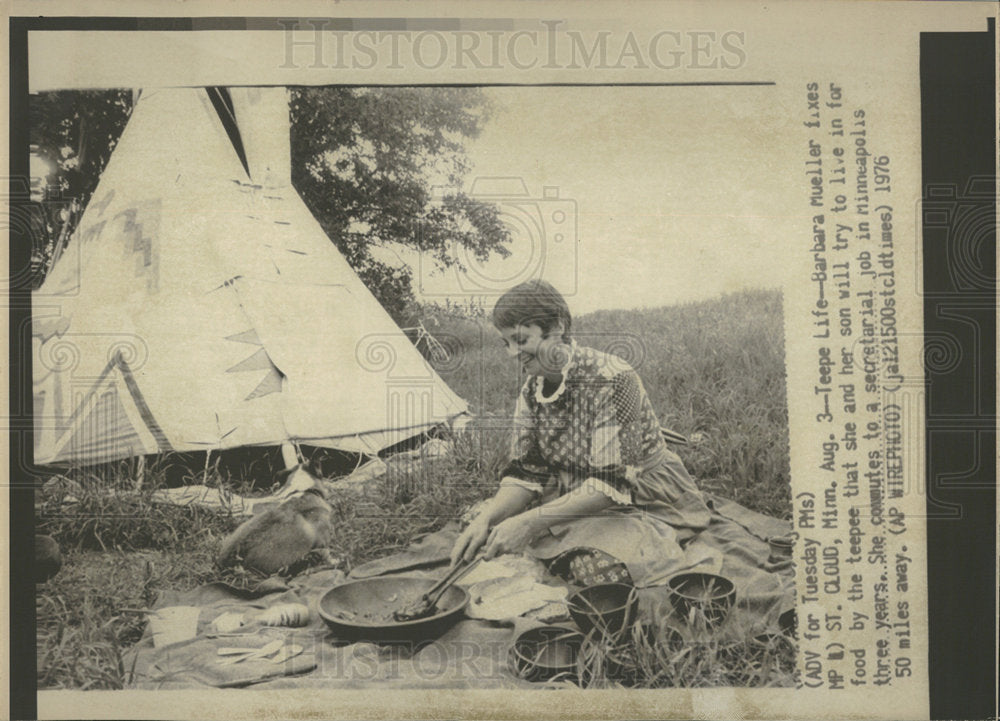 1976 Press Photo Secretary And Son To Live In Teepee - Historic Images