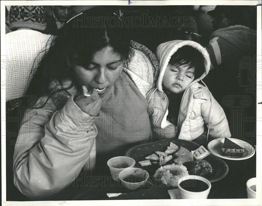 1986 Press Photo Mother &amp; Daughter Eat Turkey Dinner - Historic Images