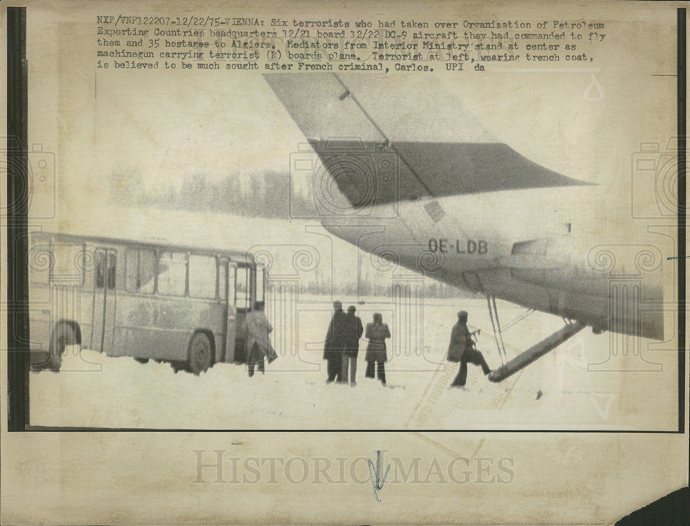 1975 Press Photo Terrorists Board Airplane - Historic Images