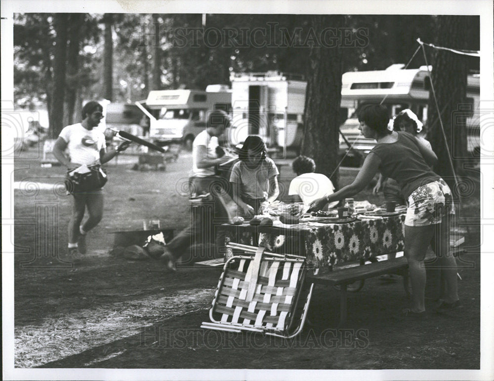 1977 Press Photo Family Camping Making Picnic RV - Historic Images