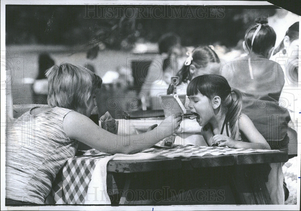 1975 Press Photo Girls Sharing Ice Cream Sundae Picnic - Historic Images