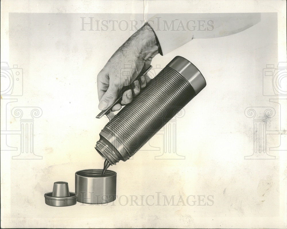 1960 Press Photo Aladdin Vacuum Bottle Demonstration - Historic Images