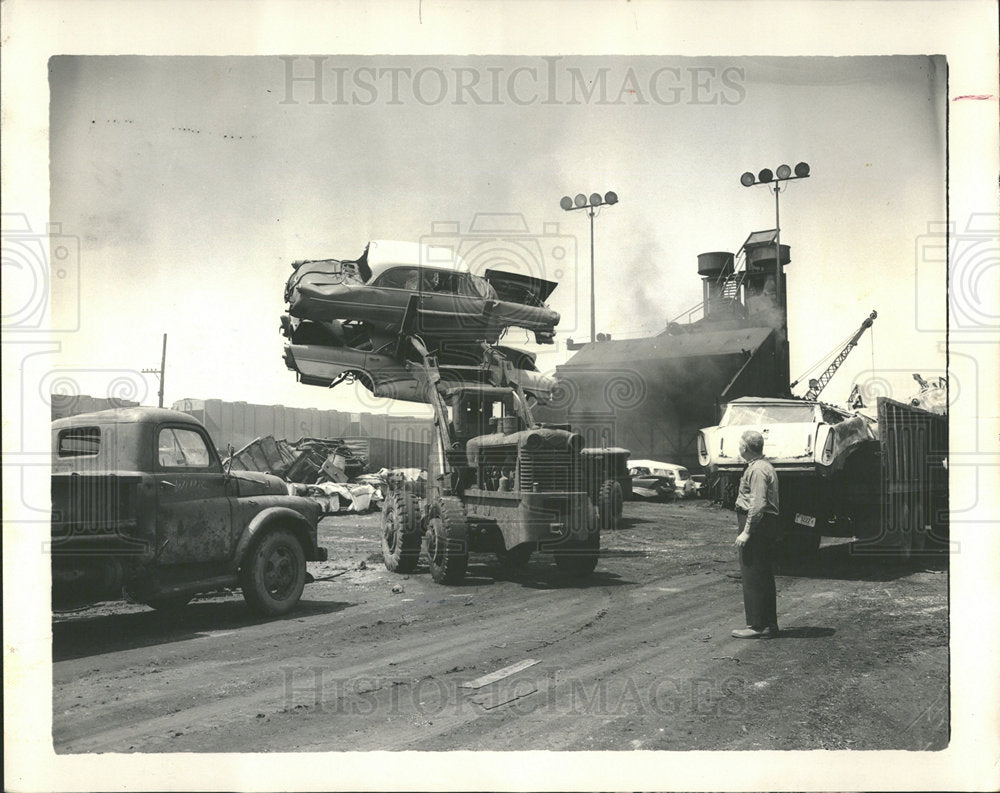 1965 Press Photo Auto Bulls Carried Into Incinerator - Historic Images
