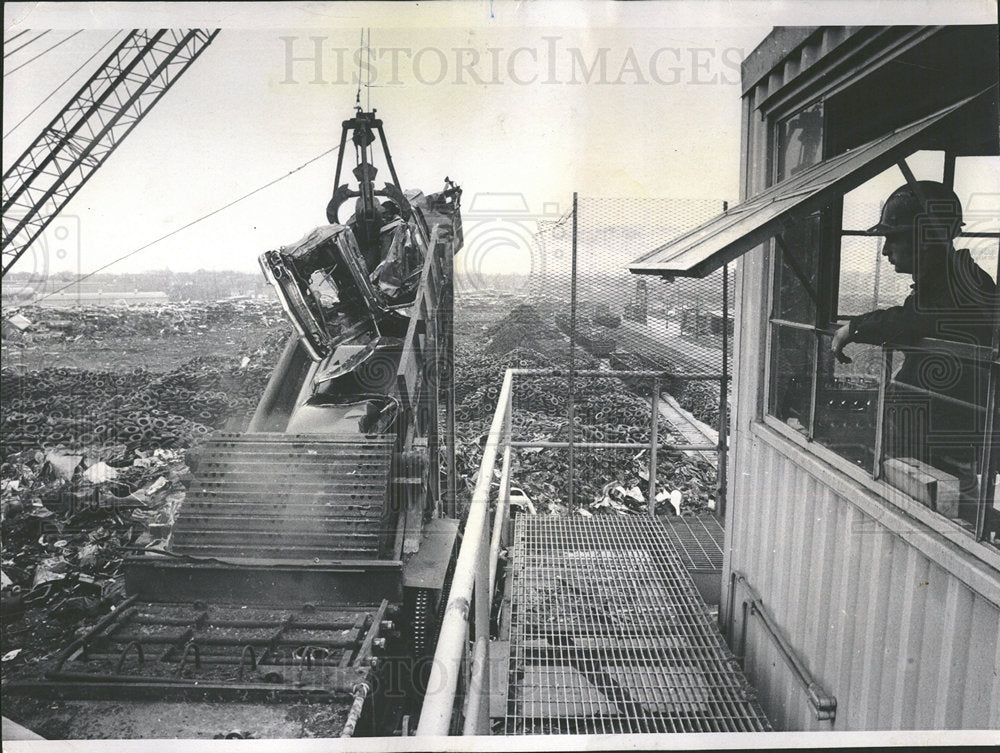 1971 Press Photo Crane Cars Shredder - Historic Images