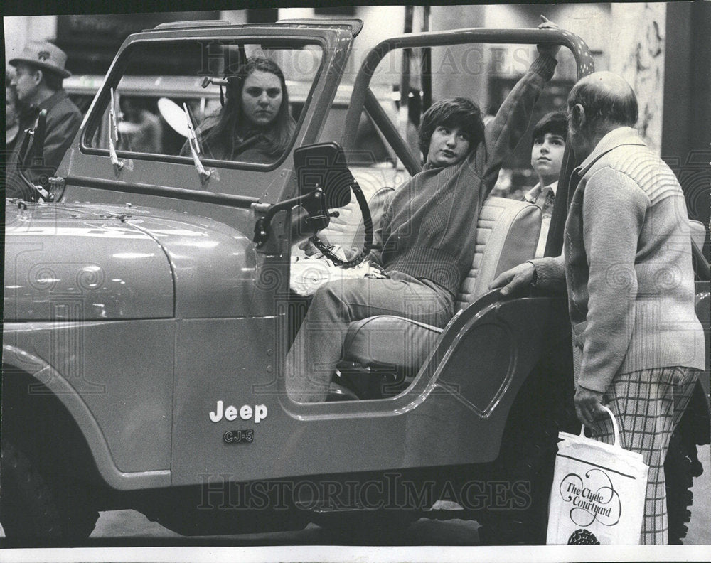 1976 Press Photo Family Jeep Chicago Auto Show - Historic Images