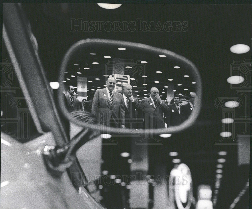 1972 Press Photo Car Mirror Reflection Mayor Daley Show - Historic Images