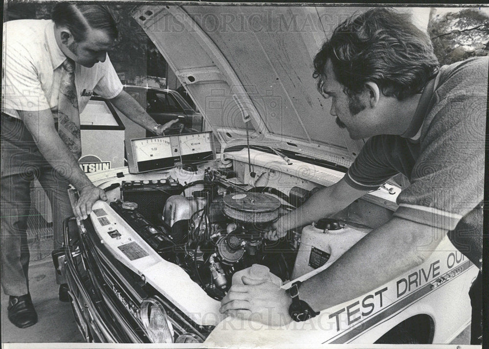 1972 Press Photo Men Testing Propane Automobile Engine - Historic Images